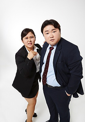 포토 JPG 스튜디오촬영 전신 라이프스타일 여자 남자 비즈니스 모션 함께함 실내 서기 사람 동양인 정장 손짓 성인 두명 앞모습 30대 비즈니스라이프 한국인 분노 직장인 비즈니스맨 비즈니스우먼 비만 신입사원 주머니손 장년만 성인만 국내포토 직업 옷 감정 뷰포인트 컨셉 인종 내부 생활 장년 몸매 파일형식