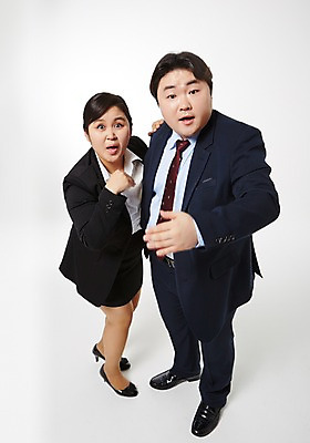 포토 JPG 스튜디오촬영 전신 라이프스타일 여자 남자 비즈니스 모션 함께함 실내 서기 사람 동양인 정장 성인 두명 앞모습 30대 비즈니스라이프 한국인 분노 직장인 비즈니스맨 비즈니스우먼 비만 신입사원 싸움 장년만 성인만 국내포토 직업 옷 감정 뷰포인트 컨셉 인종 내부 생활 장년 몸매 파일형식