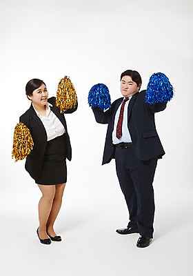포토 JPG 스튜디오촬영 전신 라이프스타일 여자 남자 비즈니스 응원 모션 함께함 실내 서기 들기 사람 동양인 정장 성인 두명 앞모습 30대 비즈니스라이프 한국인 직장인 비즈니스맨 비즈니스우먼 비만 신입사원 응원수술 장년만 성인만 국내포토 직업 옷 뷰포인트 컨셉 인종 내부 생활 장년 응원용품 몸매 파일형식