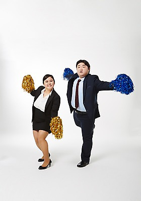 포토 JPG 스튜디오촬영 전신 라이프스타일 여자 남자 비즈니스 응원 모션 팔벌리기 함께함 실내 서기 미소 들기 사람 동양인 정장 손짓 성인 두명 앞모습 30대 비즈니스라이프 한국인 직장인 비즈니스맨 비즈니스우먼 비만 신입사원 응원수술 장년만 성인만 국내포토 직업 옷 뷰포인트 컨셉 표정 인종 내부 생활 장년 응원용품 몸매 파일형식