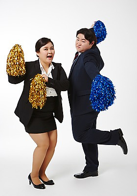 포토 JPG 스튜디오촬영 전신 라이프스타일 여자 남자 비즈니스 응원 모션 함께함 실내 서기 들기 사람 동양인 정장 성인 두명 앞모습 옆모습 30대 비즈니스라이프 한국인 직장인 비즈니스맨 비즈니스우먼 비만 신입사원 응원수술 다리들기 장년만 성인만 국내포토 직업 옷 뷰포인트 컨셉 인종 내부 생활 장년 응원용품 몸매 파일형식