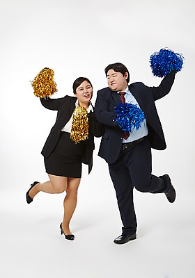 포토 JPG 스튜디오촬영 전신 라이프스타일 여자 남자 비즈니스 응원 모션 함께함 실내 서기 미소 들기 사람 동양인 정장 성인 두명 앞모습 30대 비즈니스라이프 한국인 직장인 비즈니스맨 비즈니스우먼 비만 신입사원 응원수술 다리들기 장년만 성인만 국내포토 직업 옷 뷰포인트 컨셉 표정 인종 내부 생활 장년 응원용품 몸매 파일형식