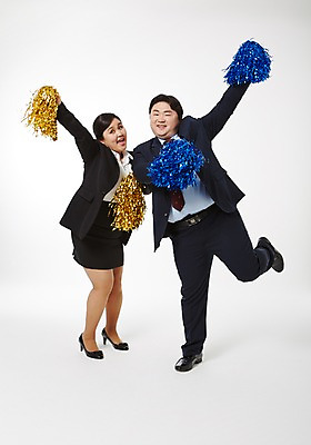 포토 JPG 스튜디오촬영 전신 라이프스타일 여자 남자 비즈니스 응원 모션 함께함 실내 서기 미소 들기 사람 동양인 정장 손짓 성인 두명 앞모습 30대 비즈니스라이프 한국인 직장인 비즈니스맨 비즈니스우먼 비만 신입사원 응원수술 다리들기 장년만 성인만 국내포토 직업 옷 뷰포인트 컨셉 표정 인종 내부 생활 장년 응원용품 몸매 파일형식