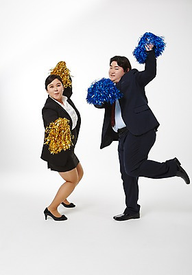 포토 JPG 스튜디오촬영 전신 라이프스타일 여자 남자 비즈니스 응원 모션 함께함 실내 서기 미소 들기 사람 동양인 정장 성인 두명 옆모습 30대 비즈니스라이프 한국인 직장인 비즈니스맨 비즈니스우먼 비만 신입사원 응원수술 다리들기 장년만 성인만 국내포토 직업 옷 뷰포인트 컨셉 표정 인종 내부 생활 장년 응원용품 몸매 파일형식