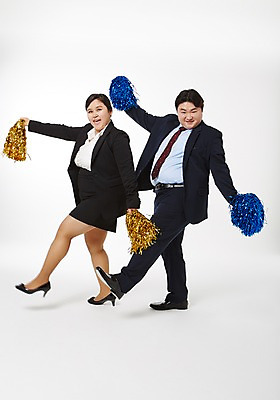 포토 JPG 스튜디오촬영 전신 라이프스타일 여자 남자 비즈니스 응원 모션 함께함 실내 서기 미소 들기 사람 동양인 정장 성인 두명 옆모습 30대 비즈니스라이프 한국인 직장인 비즈니스맨 비즈니스우먼 비만 신입사원 응원수술 장년만 성인만 국내포토 직업 옷 뷰포인트 컨셉 표정 인종 내부 생활 장년 응원용품 몸매 파일형식