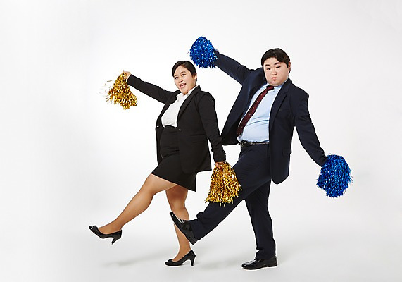 포토 JPG 스튜디오촬영 전신 라이프스타일 여자 남자 비즈니스 응원 모션 함께함 실내 서기 미소 들기 사람 동양인 정장 성인 두명 옆모습 30대 비즈니스라이프 한국인 직장인 비즈니스맨 비즈니스우먼 비만 신입사원 응원수술 다리들기 장년만 성인만 국내포토 직업 옷 뷰포인트 컨셉 표정 인종 내부 생활 장년 응원용품 몸매 파일형식