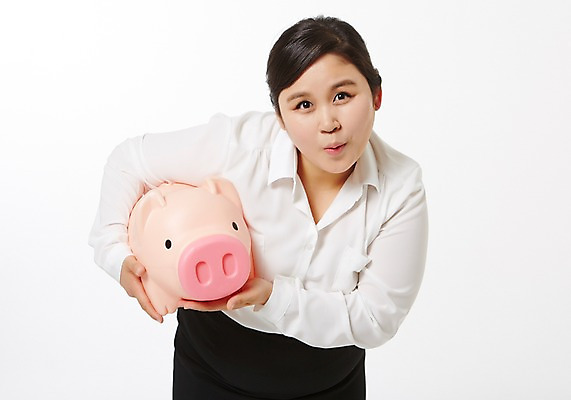 포토 JPG 스튜디오촬영 라이프스타일 여자 비즈니스 모션 실내 한명 서기 미소 들기 사람 동양인 정장 상반신 성인 앞모습 30대 금융 비즈니스라이프 저축 한국인 돼지저금통 저금통 직장인 비즈니스우먼 비만 신입사원 성인여자한명만 장년만 장년여자만 장년여자한명만 국내포토 직업 1 옷 뷰포인트 표정 인종 내부 생활 장년 경제 몸매 여자만 여자한명만 성인여자만 성인만 파일형식