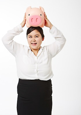 포토 JPG 스튜디오촬영 라이프스타일 여자 비즈니스 모션 실내 한명 서기 미소 들기 사람 동양인 정장 상반신 성인 앞모습 30대 금융 비즈니스라이프 저축 한국인 돼지저금통 저금통 직장인 비즈니스우먼 비만 신입사원 성인여자한명만 장년만 장년여자만 장년여자한명만 국내포토 직업 1 옷 뷰포인트 표정 인종 내부 생활 장년 경제 몸매 여자만 여자한명만 성인여자만 성인만 파일형식