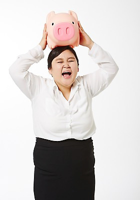 포토 JPG 스튜디오촬영 라이프스타일 여자 비즈니스 모션 실내 한명 서기 미소 들기 사람 동양인 정장 상반신 성인 앞모습 30대 금융 비즈니스라이프 한국인 돼지저금통 저금통 직장인 비즈니스우먼 비만 신입사원 성인여자한명만 장년만 장년여자만 장년여자한명만 국내포토 직업 1 옷 뷰포인트 표정 인종 내부 생활 장년 경제 저축 몸매 여자만 여자한명만 성인여자만 성인만 파일형식