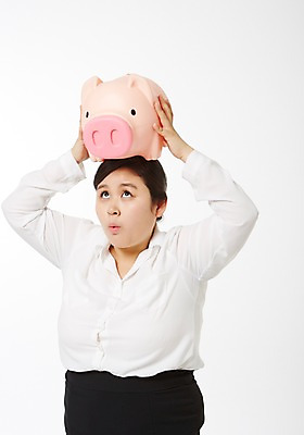 포토 JPG 스튜디오촬영 라이프스타일 여자 비즈니스 모션 실내 한명 서기 들기 사람 동양인 정장 상반신 성인 앞모습 30대 금융 비즈니스라이프 저축 한국인 돼지저금통 저금통 올려보기 직장인 비즈니스우먼 비만 신입사원 성인여자한명만 장년만 장년여자만 장년여자한명만 국내포토 직업 1 옷 뷰포인트 인종 내부 생활 장년 경제 몸매 여자만 여자한명만 성인여자만 성인만 파일형식