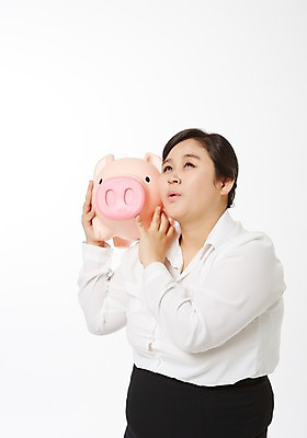 포토 JPG 스튜디오촬영 라이프스타일 응시 여자 비즈니스 모션 실내 한명 서기 미소 들기 사람 동양인 정장 상반신 성인 앞모습 30대 금융 비즈니스라이프 저축 한국인 돼지저금통 저금통 직장인 비즈니스우먼 비만 신입사원 성인여자한명만 장년만 장년여자만 장년여자한명만 국내포토 직업 1 시선 옷 뷰포인트 표정 인종 내부 생활 장년 경제 몸매 여자만 여자한명만 성인여자만 성인만 파일형식