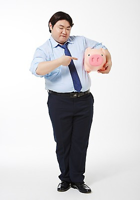 포토 JPG 스튜디오촬영 전신 라이프스타일 남자 비즈니스 모션 실내 한명 서기 들기 사람 동양인 정장 손짓 성인 앞모습 30대 금융 비즈니스라이프 저축 한국인 돼지저금통 저금통 가리킴 직장인 비즈니스맨 비만 신입사원 성인남자한명만 장년만 장년남자만 장년남자한명만 국내포토 직업 1 옷 뷰포인트 인종 내부 생활 장년 경제 몸매 남자만 남자한명만 성인남자만 성인만 파일형식