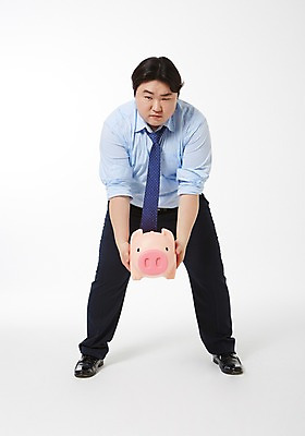 포토 JPG 스튜디오촬영 전신 라이프스타일 남자 비즈니스 모션 실내 한명 서기 들기 사람 동양인 정장 성인 앞모습 30대 금융 비즈니스라이프 저축 한국인 돼지저금통 저금통 직장인 비즈니스맨 비만 신입사원 성인남자한명만 장년만 장년남자만 장년남자한명만 국내포토 직업 1 옷 뷰포인트 인종 내부 생활 장년 경제 몸매 남자만 남자한명만 성인남자만 성인만 파일형식
