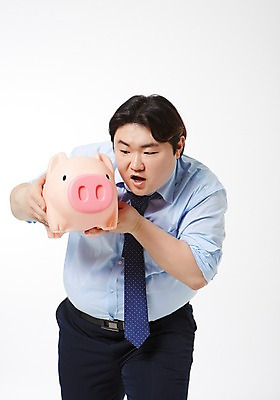 포토 JPG 스튜디오촬영 라이프스타일 남자 비즈니스 모션 실내 한명 서기 들기 사람 동양인 정장 상반신 성인 앞모습 30대 금융 비즈니스라이프 저축 한국인 돼지저금통 저금통 직장인 비즈니스맨 비만 신입사원 성인남자한명만 장년만 장년남자만 장년남자한명만 국내포토 직업 1 옷 뷰포인트 인종 내부 생활 장년 경제 몸매 남자만 남자한명만 성인남자만 성인만 파일형식