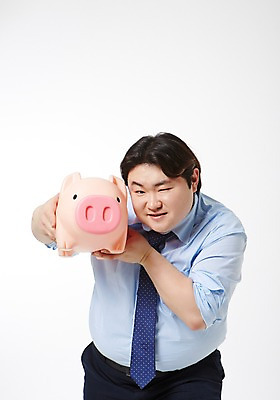 포토 JPG 스튜디오촬영 라이프스타일 남자 비즈니스 모션 실내 윙크 한명 서기 미소 들기 사람 동양인 정장 상반신 성인 앞모습 30대 금융 비즈니스라이프 저축 한국인 돼지저금통 저금통 직장인 비즈니스맨 비만 신입사원 성인남자한명만 장년만 장년남자만 장년남자한명만 국내포토 직업 1 옷 뷰포인트 표정 인종 내부 생활 장년 경제 몸매 남자만 남자한명만 성인남자만 성인만 파일형식