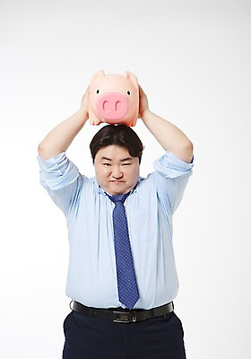 포토 JPG 스튜디오촬영 라이프스타일 남자 비즈니스 모션 실내 한명 서기 미소 들기 사람 동양인 정장 상반신 성인 앞모습 30대 금융 비즈니스라이프 저축 한국인 돼지저금통 저금통 직장인 비즈니스맨 비만 신입사원 성인남자한명만 장년만 장년남자만 장년남자한명만 국내포토 직업 1 옷 뷰포인트 표정 인종 내부 생활 장년 경제 몸매 남자만 남자한명만 성인남자만 성인만 파일형식