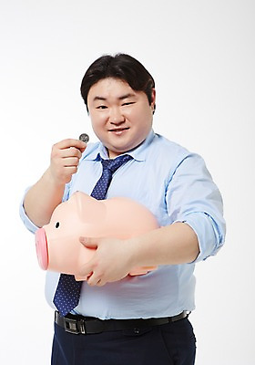 포토 JPG 스튜디오촬영 라이프스타일 남자 비즈니스 모션 실내 한명 미소 들기 사람 동양인 정장 상반신 성인 앞모습 30대 금융 비즈니스라이프 동전 저축 한국인 돼지저금통 저금통 직장인 비즈니스맨 비만 신입사원 성인남자한명만 장년만 장년남자만 장년남자한명만 국내포토 직업 1 옷 뷰포인트 돈 표정 인종 내부 생활 장년 경제 몸매 남자만 남자한명만 성인남자만 성인만 파일형식