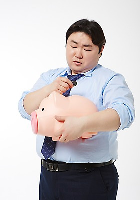 포토 JPG 스튜디오촬영 라이프스타일 남자 비즈니스 모션 실내 한명 서기 들기 사람 동양인 정장 상반신 성인 앞모습 30대 금융 비즈니스라이프 동전 저축 한국인 돼지저금통 저금통 직장인 비즈니스맨 비만 신입사원 성인남자한명만 장년만 장년남자만 장년남자한명만 국내포토 직업 1 옷 뷰포인트 돈 인종 내부 생활 장년 경제 몸매 남자만 남자한명만 성인남자만 성인만 파일형식