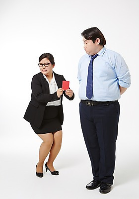 포토 JPG 스튜디오촬영 전신 라이프스타일 여자 남자 비즈니스 모션 함께함 실내 경고 서기 들기 사람 동양인 정장 성인 두명 앞모습 30대 비즈니스라이프 한국인 직장인 비즈니스맨 비즈니스우먼 비만 신입사원 뒷짐 퇴장 레드카드 장년만 성인만 안경낌 국내포토 직업 옷 안경 뷰포인트 컨셉 인종 내부 생활 장년 카드_놀이용품 몸매 파일형식