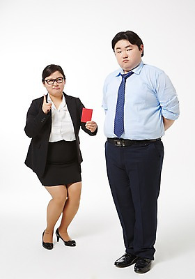 포토 JPG 스튜디오촬영 전신 라이프스타일 여자 남자 비즈니스 모션 함께함 실내 경고 서기 들기 사람 동양인 정장 손짓 성인 두명 앞모습 30대 비즈니스라이프 한국인 직장인 비즈니스맨 비즈니스우먼 찡그림 비만 신입사원 뒷짐 퇴장 레드카드 장년만 성인만 안경낌 국내포토 직업 옷 안경 뷰포인트 컨셉 표정 인종 내부 생활 장년 카드_놀이용품 몸매 파일형식