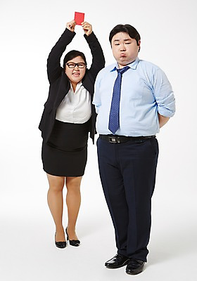 포토 JPG 스튜디오촬영 전신 라이프스타일 여자 남자 비즈니스 모션 함께함 실내 경고 서기 들기 사람 동양인 정장 성인 두명 앞모습 30대 비즈니스라이프 한국인 직장인 비즈니스맨 비즈니스우먼 비만 신입사원 뒷짐 퇴장 레드카드 장년만 성인만 안경낌 국내포토 직업 옷 안경 뷰포인트 컨셉 인종 내부 생활 장년 카드_놀이용품 몸매 파일형식