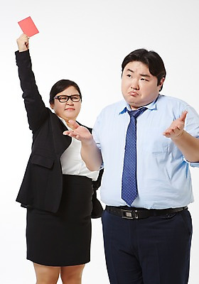 포토 JPG 스튜디오촬영 라이프스타일 여자 남자 비즈니스 모션 함께함 실내 경고 서기 들기 사람 동양인 정장 손짓 상반신 성인 두명 앞모습 30대 비즈니스라이프 손들기 한국인 직장인 비즈니스맨 비즈니스우먼 비만 신입사원 퇴장 의문 레드카드 장년만 성인만 안경낌 국내포토 직업 옷 안경 뷰포인트 컨셉 인종 내부 생활 장년 카드_놀이용품 몸매 파일형식