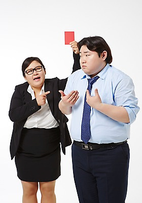 포토 JPG 스튜디오촬영 라이프스타일 여자 남자 비즈니스 모션 함께함 실내 경고 서기 들기 사람 동양인 정장 손짓 상반신 성인 두명 앞모습 30대 비즈니스라이프 한국인 가리킴 직장인 비즈니스맨 비즈니스우먼 비만 신입사원 퇴장 레드카드 장년만 성인만 안경낌 국내포토 직업 옷 안경 뷰포인트 컨셉 인종 내부 생활 장년 카드_놀이용품 몸매 파일형식