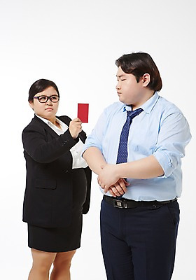 포토 JPG 스튜디오촬영 라이프스타일 여자 남자 비즈니스 모션 함께함 실내 경고 서기 들기 사람 동양인 정장 상반신 성인 두명 앞모습 30대 비즈니스라이프 한국인 직장인 비즈니스맨 비즈니스우먼 비만 신입사원 손모으기 퇴장 레드카드 장년만 성인만 안경낌 국내포토 직업 옷 안경 뷰포인트 컨셉 인종 손짓 내부 생활 장년 카드_놀이용품 몸매 파일형식