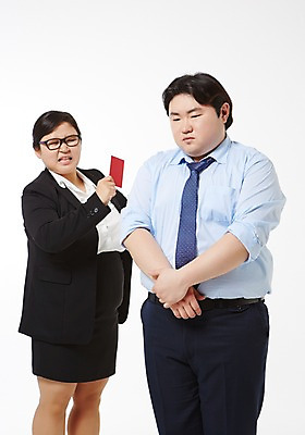 포토 JPG 스튜디오촬영 라이프스타일 여자 남자 비즈니스 모션 함께함 실내 경고 서기 들기 사람 동양인 정장 상반신 성인 두명 앞모습 30대 비즈니스라이프 한국인 직장인 비즈니스우먼 비만 신입사원 손모으기 퇴장 레드카드 장년만 성인만 안경낌 국내포토 직업 옷 안경 뷰포인트 컨셉 인종 손짓 내부 생활 장년 카드_놀이용품 몸매 파일형식