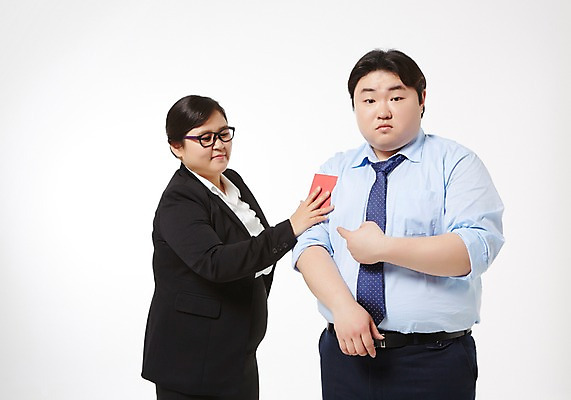 포토 JPG 스튜디오촬영 라이프스타일 여자 남자 비즈니스 모션 함께함 실내 경고 서기 들기 사람 동양인 정장 손짓 상반신 성인 두명 앞모습 30대 비즈니스라이프 한국인 가리킴 직장인 비즈니스맨 비즈니스우먼 비만 신입사원 레드카드 장년만 성인만 안경낌 국내포토 직업 옷 안경 뷰포인트 컨셉 인종 내부 생활 장년 카드_놀이용품 몸매 파일형식