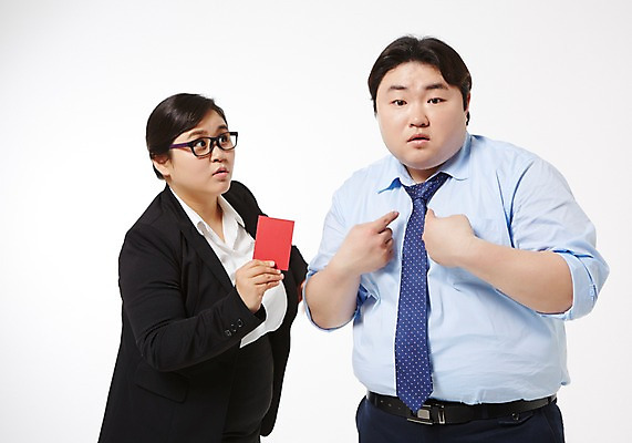 포토 JPG 스튜디오촬영 라이프스타일 여자 남자 비즈니스 모션 함께함 실내 경고 서기 들기 사람 동양인 정장 손짓 상반신 성인 두명 앞모습 30대 비즈니스라이프 한국인 가리킴 직장인 비즈니스맨 비즈니스우먼 비만 신입사원 퇴장 레드카드 장년만 성인만 안경낌 국내포토 직업 옷 안경 뷰포인트 컨셉 인종 내부 생활 장년 카드_놀이용품 몸매 파일형식