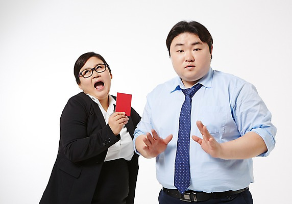 포토 JPG 스튜디오촬영 라이프스타일 여자 남자 비즈니스 모션 함께함 실내 경고 서기 들기 사람 동양인 정장 손짓 상반신 성인 두명 앞모습 30대 비즈니스라이프 한국인 직장인 비즈니스맨 비즈니스우먼 비만 신입사원 퇴장 레드카드 장년만 성인만 안경낌 국내포토 직업 옷 안경 뷰포인트 컨셉 인종 내부 생활 장년 카드_놀이용품 몸매 파일형식