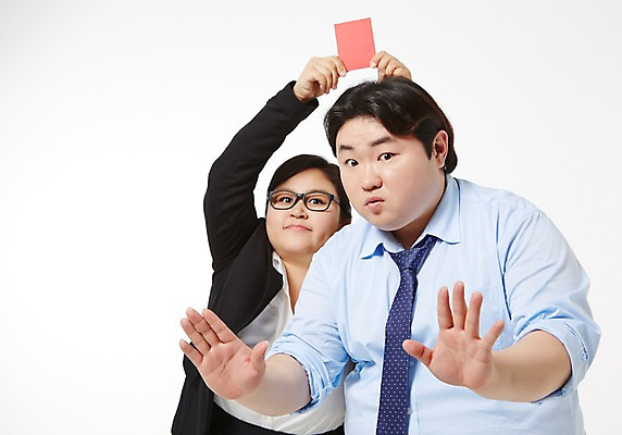 포토 JPG 스튜디오촬영 라이프스타일 여자 남자 비즈니스 모션 함께함 실내 경고 서기 들기 사람 동양인 정장 손짓 상반신 성인 두명 앞모습 30대 비즈니스라이프 한국인 직장인 비즈니스맨 비즈니스우먼 비만 신입사원 퇴장 레드카드 장년만 성인만 안경낌 국내포토 직업 옷 안경 뷰포인트 컨셉 인종 내부 생활 장년 카드_놀이용품 몸매 파일형식