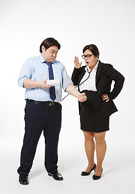 포토 JPG 스튜디오촬영 전신 라이프스타일 응시 여자 남자 허리손 비즈니스 청진기 모션 함께함 실내 건강 서기 들기 사람 동양인 정장 손짓 성인 두명 앞모습 30대 비즈니스라이프 건강관리 한국인 직장인 비즈니스맨 비즈니스우먼 비만 신입사원 혈압계 혈압 장년만 성인만 안경낌 국내포토 직업 시선 옷 안경 뷰포인트 포즈 컨셉 의료기기 관리 인종 내부 생활 장년 몸매 파일형식