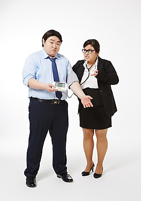 포토 JPG 스튜디오촬영 전신 라이프스타일 여자 남자 비즈니스 청진기 모션 함께함 실내 건강 서기 들기 사람 동양인 정장 성인 두명 앞모습 30대 비즈니스라이프 건강관리 한국인 직장인 비즈니스맨 비즈니스우먼 비만 신입사원 혈압계 혈압 장년만 성인만 안경낌 국내포토 직업 옷 안경 뷰포인트 컨셉 의료기기 관리 인종 내부 생활 장년 몸매 파일형식