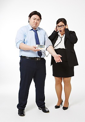 포토 JPG 스튜디오촬영 전신 라이프스타일 여자 남자 비즈니스 청진기 모션 함께함 실내 건강 서기 들기 사람 동양인 정장 성인 두명 앞모습 30대 비즈니스라이프 건강관리 놀람 듣기 한국인 직장인 비즈니스맨 비즈니스우먼 찡그림 비만 신입사원 혈압계 혈압 장년만 성인만 안경낌 국내포토 직업 옷 감정 안경 뷰포인트 컨셉 의료기기 표정 관리 인종 내부 생활 장년 몸매 파일형식