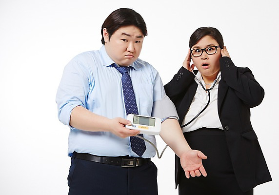 포토 JPG 스튜디오촬영 라이프스타일 여자 남자 비즈니스 청진기 모션 함께함 실내 건강 서기 들기 사람 동양인 정장 손짓 상반신 성인 두명 앞모습 30대 비즈니스라이프 건강관리 놀람 한국인 직장인 비즈니스맨 비즈니스우먼 비만 신입사원 혈압계 혈압 장년만 성인만 국내포토 직업 옷 감정 뷰포인트 컨셉 의료기기 표정 관리 인종 내부 생활 장년 몸매 파일형식