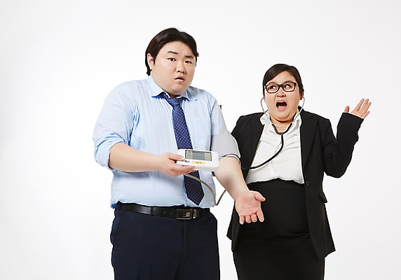 포토 JPG 스튜디오촬영 라이프스타일 여자 남자 비즈니스 청진기 모션 함께함 실내 건강 서기 들기 사람 동양인 정장 손짓 상반신 성인 두명 앞모습 30대 비즈니스라이프 건강관리 놀람 한국인 직장인 비즈니스맨 비즈니스우먼 비만 신입사원 혈압계 혈압 장년만 성인만 안경낌 국내포토 직업 옷 감정 안경 뷰포인트 컨셉 의료기기 표정 관리 인종 내부 생활 장년 몸매 파일형식