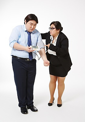 포토 JPG 스튜디오촬영 전신 라이프스타일 여자 남자 비즈니스 청진기 모션 함께함 실내 건강 서기 들기 사람 동양인 정장 성인 두명 앞모습 옆모습 30대 비즈니스라이프 건강관리 한국인 직장인 비즈니스맨 비즈니스우먼 비만 신입사원 혈압계 혈압 장년만 성인만 안경낌 국내포토 직업 옷 안경 뷰포인트 컨셉 의료기기 관리 인종 내부 생활 장년 몸매 파일형식