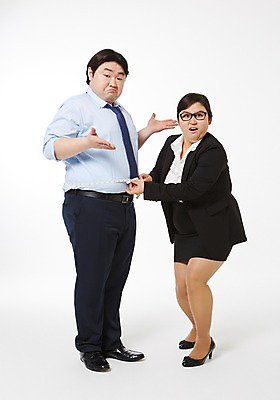 포토 JPG 스튜디오촬영 전신 라이프스타일 여자 남자 비즈니스 모션 함께함 실내 줄자 서기 사람 동양인 정장 손짓 성인 두명 앞모습 30대 비즈니스라이프 놀람 한국인 직장인 비즈니스맨 비즈니스우먼 비만 측정 신입사원 뱃살 장년만 성인만 안경낌 국내포토 직업 옷 감정 안경 뷰포인트 컨셉 표정 자 인종 내부 생활 장년 몸매 파일형식