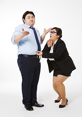 포토 JPG 스튜디오촬영 전신 라이프스타일 응시 여자 남자 비즈니스 모션 함께함 실내 줄자 서기 들기 사람 동양인 정장 손짓 성인 두명 앞모습 옆모습 30대 비즈니스라이프 놀람 한국인 직장인 비즈니스맨 비즈니스우먼 비만 신입사원 뱃살 장년만 성인만 안경낌 국내포토 직업 시선 옷 감정 안경 뷰포인트 컨셉 표정 자 인종 내부 생활 장년 몸매 파일형식