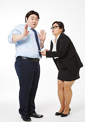 포토 JPG 스튜디오촬영 전신 라이프스타일 응시 여자 남자 비즈니스 모션 함께함 실내 줄자 서기 들기 사람 동양인 정장 손짓 성인 두명 옆모습 30대 비즈니스라이프 한국인 직장인 비즈니스맨 비즈니스우먼 비만 측정 신입사원 뱃살 장년만 성인만 안경낌 국내포토 직업 시선 옷 안경 뷰포인트 컨셉 자 인종 내부 생활 장년 몸매 파일형식