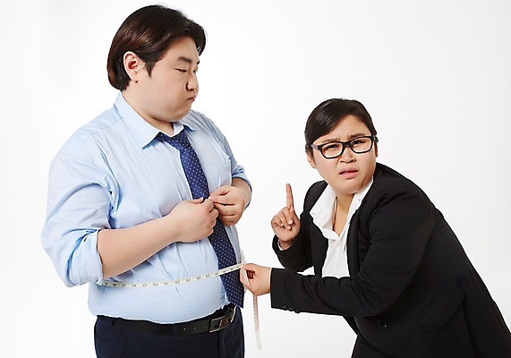 포토 JPG 스튜디오촬영 라이프스타일 여자 남자 비즈니스 모션 함께함 실내 줄자 서기 들기 사람 동양인 정장 손짓 상반신 성인 두명 앞모습 30대 비즈니스라이프 한국인 직장인 비즈니스맨 비즈니스우먼 비만 신입사원 뱃살 장년만 성인만 안경낌 국내포토 직업 옷 안경 뷰포인트 컨셉 자 인종 내부 생활 장년 몸매 파일형식