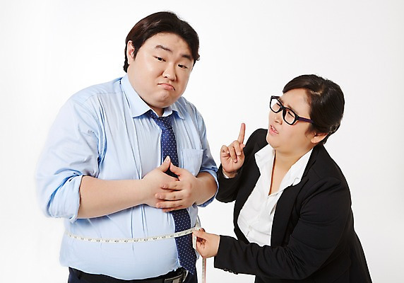 포토 JPG 스튜디오촬영 라이프스타일 여자 남자 비즈니스 모션 함께함 실내 줄자 서기 들기 사람 동양인 정장 손짓 상반신 성인 두명 앞모습 30대 비즈니스라이프 한국인 직장인 비즈니스맨 비즈니스우먼 비만 측정 신입사원 뱃살 장년만 성인만 안경낌 국내포토 직업 옷 안경 뷰포인트 컨셉 자 인종 내부 생활 장년 몸매 파일형식