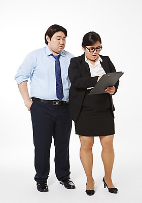 포토 JPG 스튜디오촬영 전신 라이프스타일 응시 여자 남자 비즈니스 모션 함께함 실내 서기 들기 사람 동양인 정장 성인 두명 앞모습 30대 비즈니스라이프 한국인 직장인 비즈니스맨 비즈니스우먼 결과 비만 고민 신입사원 문서 장년만 성인만 안경낌 국내포토 직업 시선 옷 감정 안경 뷰포인트 컨셉 인종 내부 생활 장년 몸매 파일형식