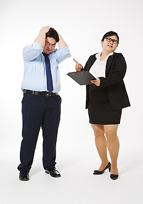 포토 JPG 스튜디오촬영 전신 라이프스타일 여자 남자 비즈니스 모션 함께함 실내 서기 들기 사람 동양인 정장 손짓 성인 두명 앞모습 30대 비즈니스라이프 한국인 가리킴 직장인 비즈니스맨 비즈니스우먼 비만 고민 신입사원 문서 장년만 성인만 안경낌 국내포토 직업 옷 감정 안경 뷰포인트 컨셉 인종 내부 생활 장년 몸매 파일형식