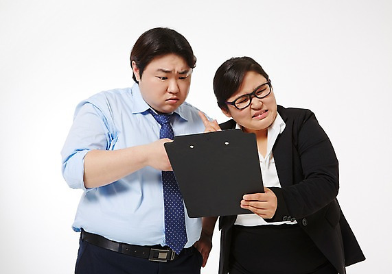 포토 JPG 스튜디오촬영 라이프스타일 응시 여자 남자 안경 비즈니스 모션 함께함 실내 서기 들기 사람 동양인 정장 손짓 상반신 성인 두명 앞모습 30대 비즈니스라이프 한국인 직장인 비즈니스맨 비즈니스우먼 비만 고민 신입사원 문서 장년만 성인만 안경낌 국내포토 직업 시선 잡화 옷 감정 뷰포인트 컨셉 인종 내부 생활 장년 몸매 파일형식