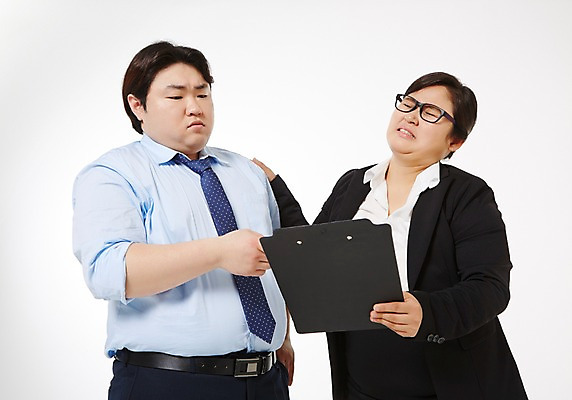 포토 JPG 스튜디오촬영 라이프스타일 여자 남자 비즈니스 모션 함께함 실내 서기 들기 사람 동양인 정장 상반신 성인 두명 앞모습 30대 비즈니스라이프 한국인 직장인 비즈니스맨 비즈니스우먼 비만 고민 신입사원 문서 장년만 성인만 안경낌 국내포토 직업 옷 감정 안경 뷰포인트 컨셉 인종 내부 생활 장년 몸매 파일형식