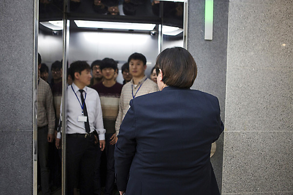 포토 JPG 라이프스타일 남자 비즈니스 모션 실내 서기 사람 동양인 정장 여러명 상반신 성인 앞모습 뒷모습 30대 비즈니스라이프 한국인 직장인 비즈니스맨 엘리베이터 비만 신입사원 성인남자만 국내포토 직업 옷 뷰포인트 다수 인종 내부 생활 장년 몸매 남자만 성인만 파일형식