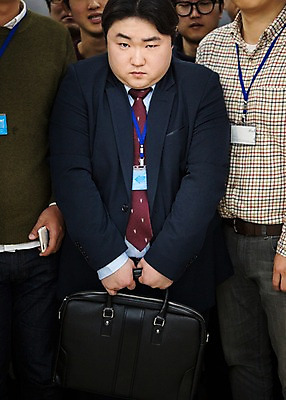 포토 JPG 라이프스타일 남자 서류가방 비즈니스 모션 실내 서기 들기 사람 동양인 정장 여러명 상반신 성인 앞모습 30대 비즈니스라이프 한국인 직장인 비즈니스맨 엘리베이터 비만 신입사원 사원증 성인남자만 국내포토 직업 옷 뷰포인트 다수 가방 인종 내부 생활 장년 몸매 남자만 성인만 파일형식